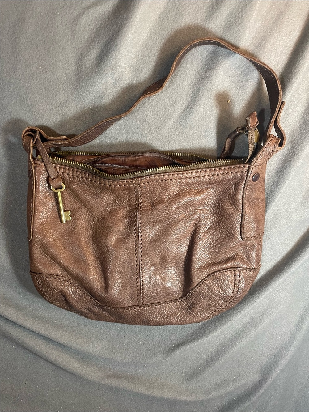 VTG Fossil 75082 Brown Pebbled Leather Small Hobo Shoulder Bag Brass Key Charm